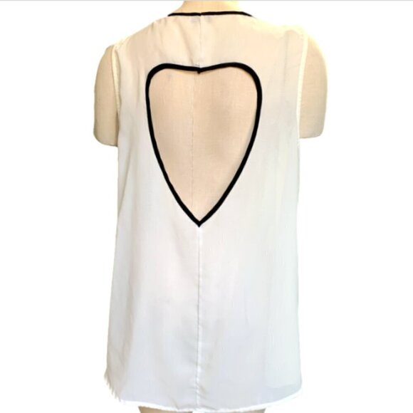 Janette Plus Graphic Lips Tank Top Heart Cutout in Back Contrast Black Trim 10i - Picture 4 of 5